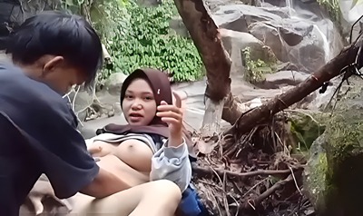 Bokep Indo – Pelajar Hijab Nekad Ngewe Outdoor