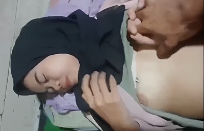 Bokep Indo – Paksa Dedek Jilbab Sempit Sampe Keenakan